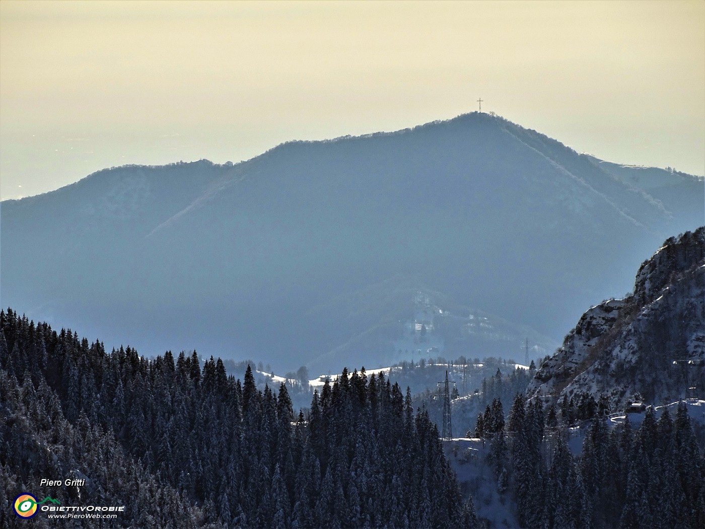 36 Dalla baitella zoom  verso il Canto Alto , il monte sopra casa nostra.JPG -                                